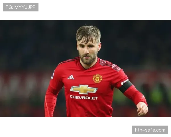 卢克·肖在英超赛场的表现稳健，助力曼联重拾竞争力。