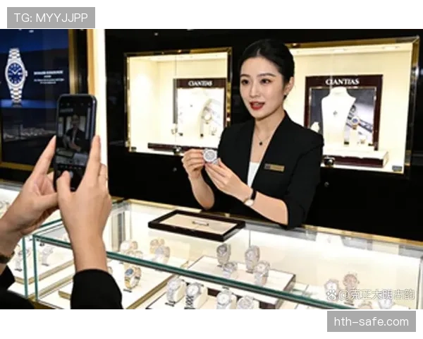 唐佳豪训练完直接去奢侈品店刷卡，柜姐以为他是来拍广告的